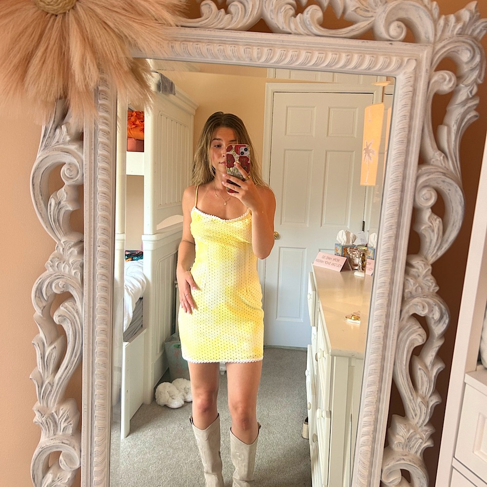 This beautiful dress is from Lucy in the Sky and fits like a size small(2-4).